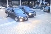 ささいな交通トラブルが信じられない結果に。お馬鹿な2人の運転手が起こした無駄な事故。