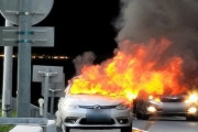 聯合ニュース　走行中の韓国電気自動車が炎上  [8/16]