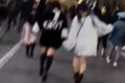 【動画】 路上ででんぐり返りしたトー横女子がうっかり◯見え ⇒ 良くみたら汚れていると衝撃走る・・