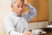 祖父が93歳で亡くなった。生前、「棺に入れて欲しい。中は絶対見ないでくれ」と言われてた巾着袋があった。すごく気になって開けてみたら…
