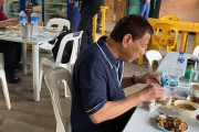 【画像】フィリピン大統領ドゥテルテさんの食事風景がこちらｗｗｗｗｗｗｗｗｗｗｗｗｗｗｗｗｗｗｗｗｗｗｗｗｗｗｗｗ