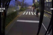 横断歩道で原付にひき逃げされ女性が怪我、ドラレコに一部始終