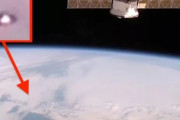 【謎の物体】国際宇宙ステーションのライブ映像に「はぐれメタル」のような姿をしたUFOが映り込んでしまう！