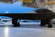 米の新型ステルス爆撃機 B-21レイダー、初飛行は半年以上延期