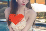 ドバイの宝石・杉山菜田里『(ナイトプールで)一緒に泳ぐ⁇🪼💘』