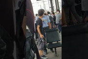 撮り鉄さん、電車の撮影を注意してきた駅員にぶちギレ！胸ぐらを掴んでイキる [ネトウヨ★]