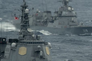 海上自衛隊イージスと米海軍空母「セオドア・ルーズベルト」が沖縄近海で共同訓練…海洋進出を強める中国や北朝鮮を牽制！