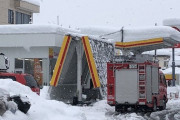 「折りたたみ式かと思った」大雪でガソリンスタンドの屋根が真っ二つに折れる！！！