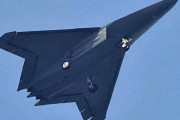 海外の反応　中国の次世代戦闘機の動画が公開される、エンジン3基の全翼/無尾翼機