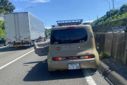 【悲報】　女さん、トラックに当て逃げされて車のドアがグッチャグチャになってしまう・・・