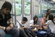 若者「スマホがない2010年って電車の時間みんな何やってたの？？？？？？？」