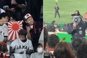 【GIF】韓国人「野球日韓戦決勝で日本が『韓国式起立応援』を阻止！一方日本人が旭日旗を振り回し、起立応援をしても制止せず　韓国の反応