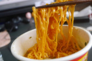 日本「みんなの国のインスタント食品といえば何？こっちはカップ麺だ」