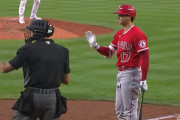 【動画】大谷翔平ヒット&見逃した球をストライク判定され球審を煽ってしまう❓❓