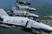 「グッバイ、ファントム」朝鮮半島の空を55年間守った韓国空軍のF-4戦闘機が国土巡礼飛行！