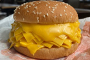 マジでチーズだらけのチーズバーガー、見つかる。お前らの想像の20倍チーズだらけ