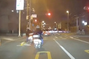 【車載】赤信号をコンビニショートカットで回避する大阪府警のスクーター隊。