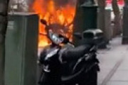 【動画】 八王子ドンキ前で車が謎の大炎上 「目の前で車が炎上」 一帯封鎖、緊急車両集結で騒然