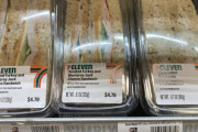 【画像】 アメリカのセブンイレブン、このサンドイッチが２切れ６００円になってしまうｗｗｗｗｗ
