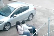【動画】2人乗りしていたいバイク女子さん、やらかしてしまうｗｗｗ