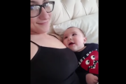 一秒たりともお母さんから目を離さない赤ちゃんが可愛すぎる！  海外の反応