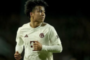 たった1年でバイエルンのトップに入るとは　ドイツも驚く19歳・福井太智の才能「バイエルンの他のスターと比べても……」