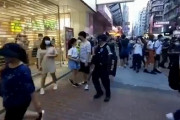 【動画有り】香港警察さん、家族と買い物に来ていた一般市民の少女を集団で取り押さえてしまう