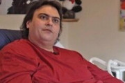 体重298キロ超の33歳男性　オムツを付け、立つこともできず母親が介護（英）