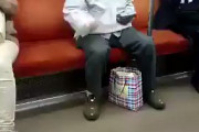 【悲報】電車内で大音量の演歌を流しながら足を踏み鳴らす「リズム爺」、発見されてしまうｗｗｗｗｗ