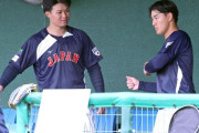 阪神の森下翔太、ロッテの西川史礁に指導する