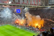 ◆悲報◆アヤックスサポ、室内競技場なのに発煙筒と打ち上げ花火上げ放題！試合開始時ボールも選手もほぼ見えず