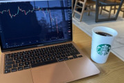 スタバでブラックコーヒー飲みながらビットコインのチャート見てる
