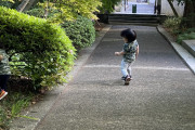 【子どもに軍服着せるのか論の亜流】 子どもに迷彩柄の服は危ない。街の緑と同化して迷子に…証明写真が話題（写真あり）