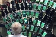 台湾のポケモンGOじいちゃん、スポンサーを得て今やスマホ64台を駆使してしまうｗｗｗｗ
