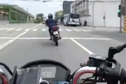 【動画】とあるライダーの最期。フィットの左をすり抜けようとしたバイク乗りが(°_°)