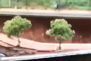 【動画】中国、突然の崖崩れの瞬間！崖上の道路も一緒に崩落！道路には歩行者が…!?