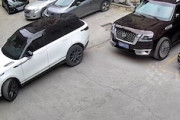 【動画】難易度の高い駐車場で起きたびっくりな事故。