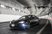 【悲報】女さん、首都高のトンネル内で愛車の撮影会を始めてしまう