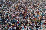 【画像】バングラデシュ、国内の新型コロナ患者の死者を悲しみ２５０００人が集まってお祈り