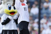 【画像】昨日の里崎の隣の女の始球式wwwwwwwwwwwwwwwwwwwwwwww