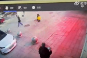【中国】少女がマンホールに爆竹を投下して逃げる→逃げた先にあった別のマンホールの爆発で吹き飛ばされ病院に搬送