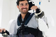 全身麻痺の男性が、脳波で動かす外骨格ロボットスーツで再び歩く（フランス研究）