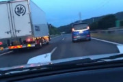 【動画】高速道路、絶対抜かせないマン現る