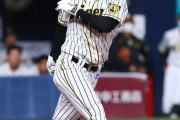 新人本塁打記録が注目の阪神・佐藤輝　第1打席は空振り三振　スタンドからはため息