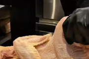 【動画】生の丸鶏を捌いて、たたきで提供する店爆誕ｗｗｗｗｗｗ