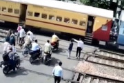 【動画】インド人さん踏切の遮断機の意味をまったく理解していない(´･_･`)