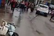 【中国湖南省】小学校前で無差別テロ発生　車が小学生の列に突っ込む　多くの小学生がはねられ負傷（閲覧注意）