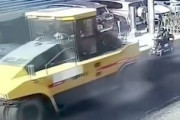 【動画】シニアカーの老人がロードローラーに潰されてしまう大事故。