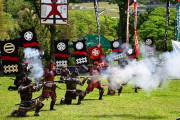 【画像】長篠の戦い、1人だけ初期装備の奴が紛れ込んでいた...