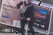 嫌な予感しかしない！一輪車で大型液晶テレビを運ぼうとしている男性